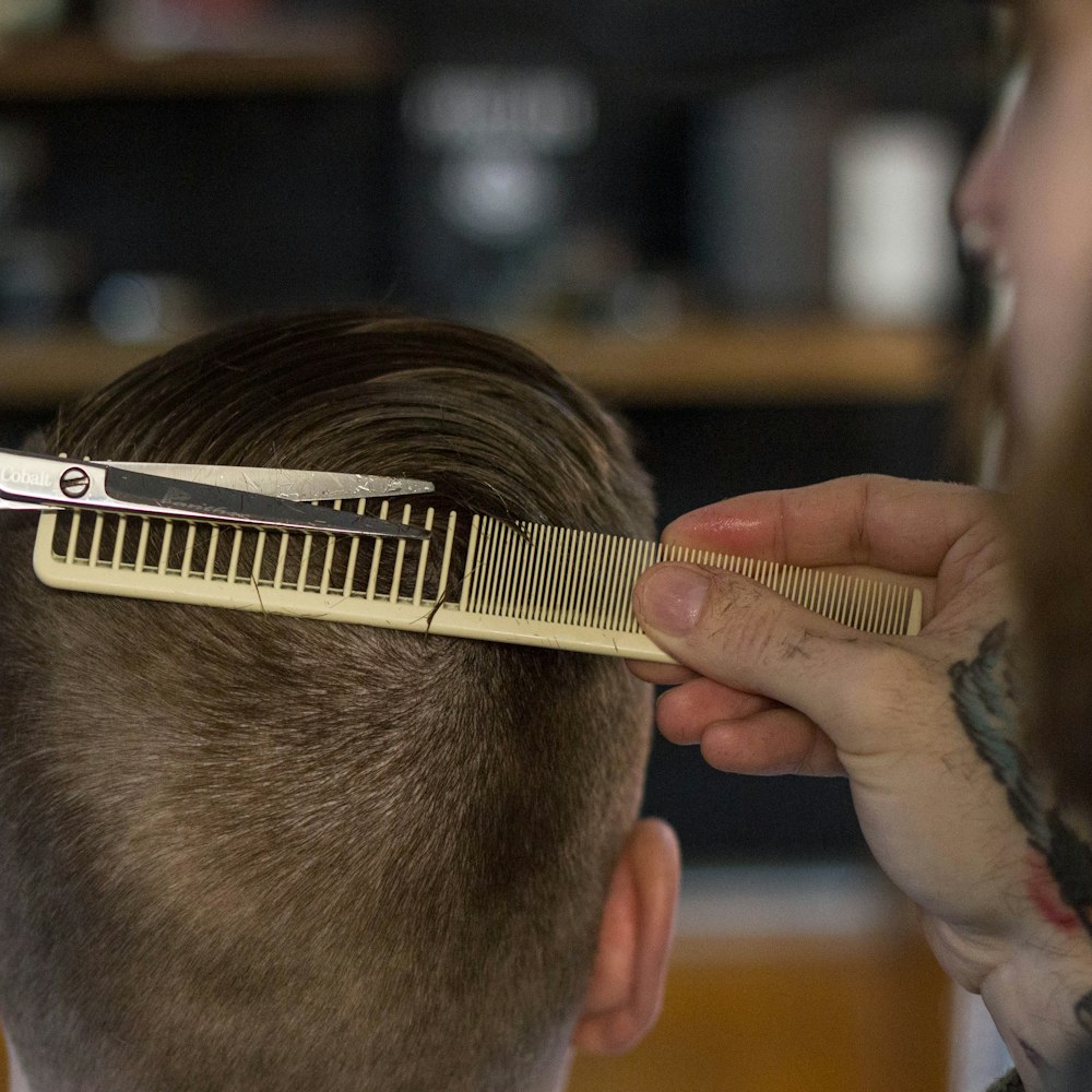 Corte a tijera sobre peine