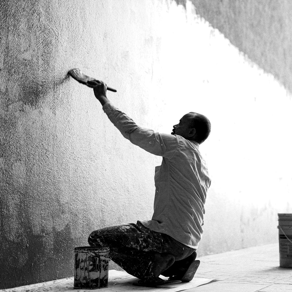Pintor aplicando pintura en una pared